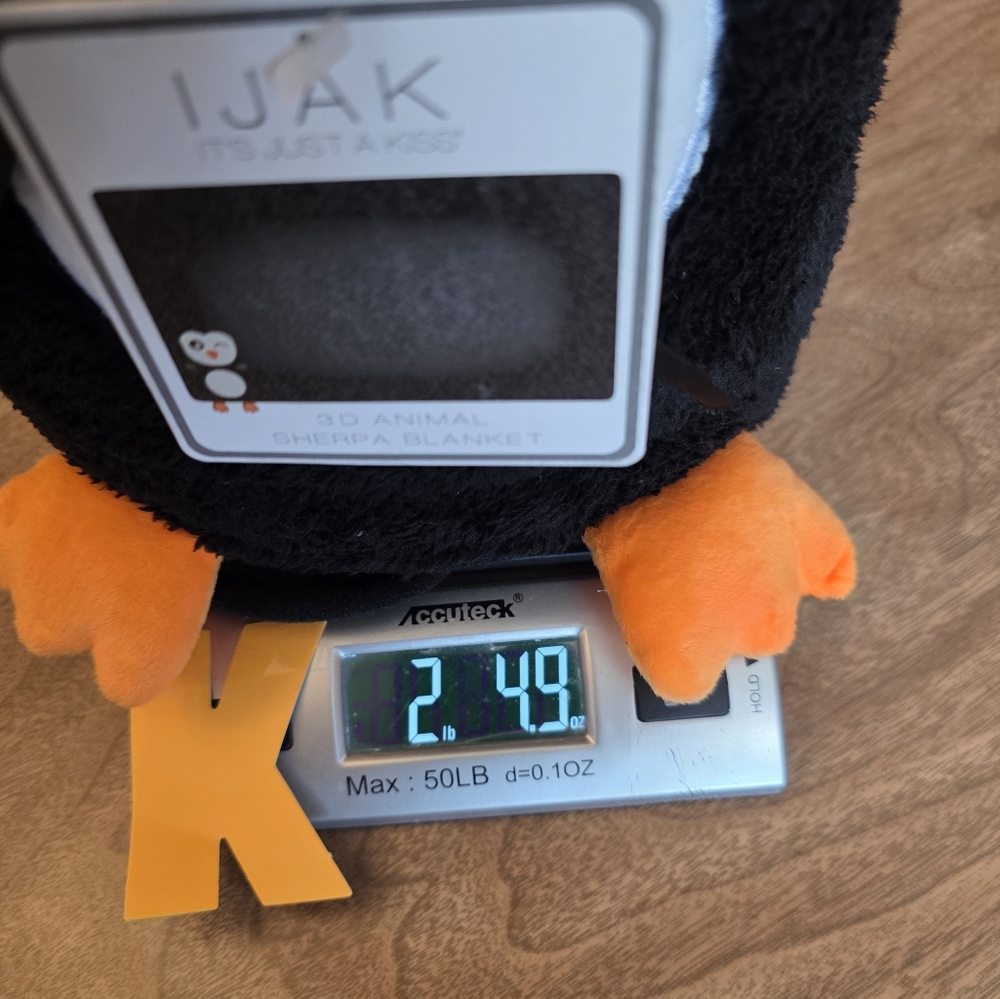 IJAK “It’s Just A Kiss” Penguin 3D Animal Sherpa Blanket NWT Plush Throw Medium - Picture 10 of 10